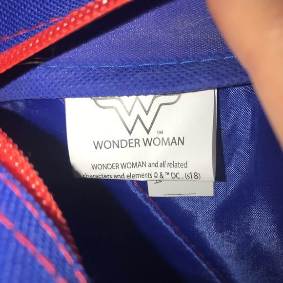 Wonder Woman Backpack With Detachable Cape - Picture 10 of 12